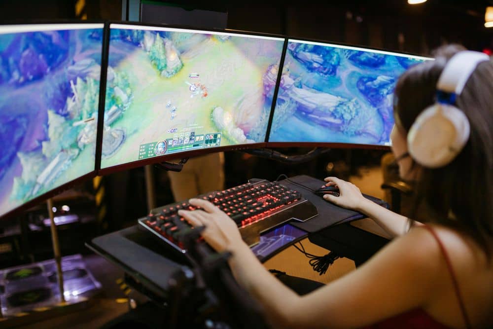Insegnante che utilizza tecnologia interattiva in classe